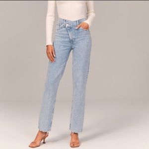 Abercrombie & Fitch 90s Straight Ultra
High Rise